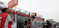 Passengers board at Jinshazhou, courtesy of Nanfang Daily