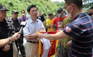 shenzhen smelliest garbage dump protest demonstration