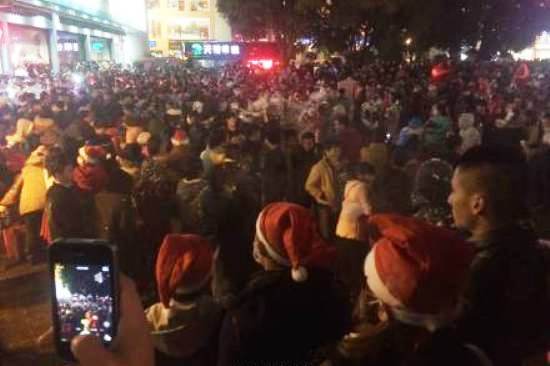 xmas kunming yunnan crowd