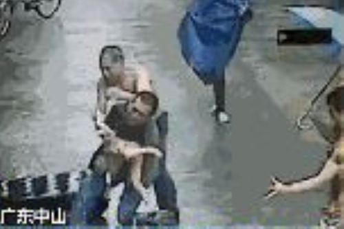 falling baby zhongshan guangdong rain hero brother catch